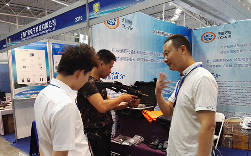 天創(chuàng)萬安總經(jīng)理給客戶介紹產(chǎn)品 天創(chuàng)萬安總經(jīng)理給客戶介紹產(chǎn)品